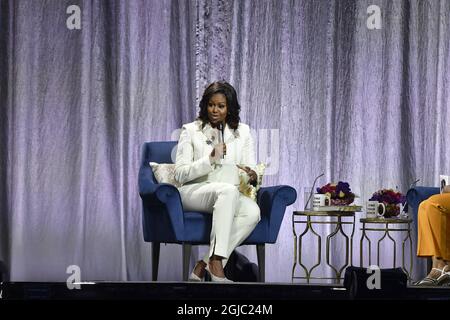 STOCCOLMA 20190410 ex prima signora americana Michelle Obama sul palco a Globen a Stoccolma il 10 aprile 2019 durante il suo tour del libro in Svezia. Foto: Henrik Montgomery / TT / kod 10060 Foto Stock