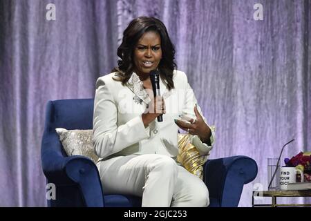 STOCCOLMA 20190410 ex prima signora americana Michelle Obama sul palco a Globen a Stoccolma il 10 aprile 2019 durante il suo tour del libro in Svezia. Foto: Henrik Montgomery / TT / kod 10060 Foto Stock