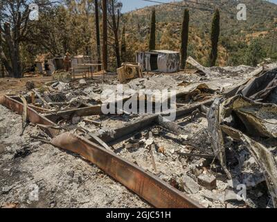 Resti di casa dopo il fuoco selvatico nel sud della Sierra Nevada Mountains, dalla siccità sollecitato foresta Foto Stock