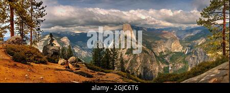 Vista panoramica sul parco nazionale di Yosemite fino alla metà della cupola in California Foto Stock