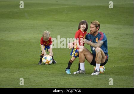 MADRID 20190609 il difensore spagnolo Sergio Ramos gioca con i suoi figli durante una sessione di allenamento allo stadio Santiago Bernabeu di Madrid il 9 giugno 2019, alla vigilia della partita di calcio di qualificazione UEFA euro 2020 del gruppo F tra Spagna e Svezia. Foto Janerik Henriksson / TT / code 10010 Foto Stock