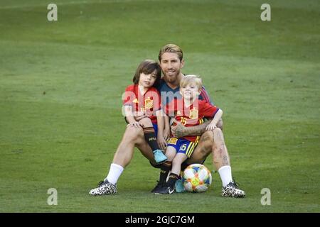 MADRID 20190609 il difensore spagnolo Sergio Ramos gioca con i suoi figli durante una sessione di allenamento allo stadio Santiago Bernabeu di Madrid il 9 giugno 2019, alla vigilia della partita di calcio di qualificazione UEFA euro 2020 del gruppo F tra Spagna e Svezia. Foto Janerik Henriksson / TT / code 10010 Foto Stock