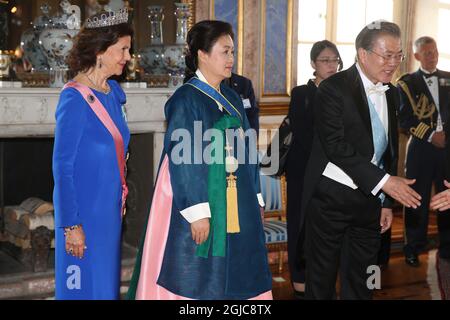 STOCCOLMA 2019-06-14 la regina svedese Silvia, la prima signora della Corea del Sud Kim Jung-sook e il presidente Moon Jae-in salutano gli ospiti a un banchetto di Stato in onore della coppia presidenziale della Corea del Sud al Palazzo reale di Stoccolma, Svezia, il 14 giugno 2019. Il presidente della Corea del Sud Moon Jae-in e la First Lady Kim Jung-sook sono in Svezia per una visita di Stato di due giorni. Foto: Soren Andersson / TT / code 1037 Foto Stock