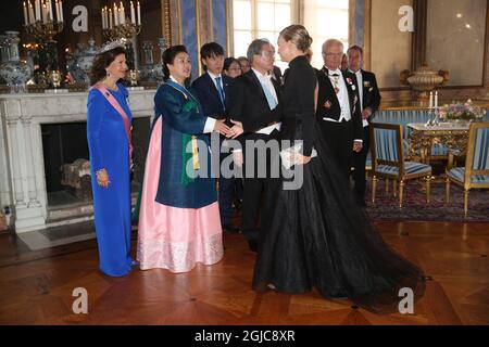 STOCCOLMA 2019-06-14 la regina svedese Silvia, la prima signora della Corea del Sud Kim Jung-sook, il presidente Moon Jae-in e il re svedese Carl Gustaf accolgono gli ospiti in un banchetto di Stato in onore della coppia presidenziale della Corea del Sud al Palazzo reale di Stoccolma, Svezia, il 14 giugno 2019. Il presidente della Corea del Sud Moon Jae-in e la First Lady Kim Jung-sook sono in Svezia per una visita di Stato di due giorni. Foto: Soren Andersson / TT / code 1037 Foto Stock