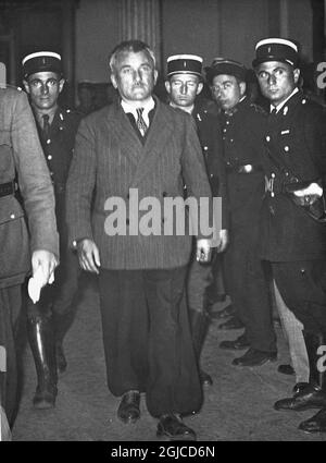 PARIGI, FRANCIA 1945-08-09 Joseph Darnand, Segretario generale della milizia di Vichy France e Segretario di Stato per il mantenimento dell'ordine durante l'ultimo anno del regime di Vichy, e un maggiore della SS di Waffen arriva al Palais de Justice a Parigi il 9 agosto 1945. Alla fine fu condannato a morte per tradimento. Foto: AB Text & Bilder / SVT / Kod: 5600 Foto Stock