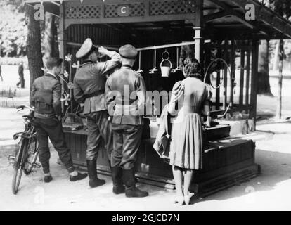 PARIGI, FRANCIA 1940-10-08 gli ufficiali tedeschi hanno un drink in un chiosco di Avenue des Champs ElysÃ a Parigi, Francia 10 ottobre 1940, durante l'occupazione tedesca di parti della Francia durante la seconda guerra mondiale. Foto: C. Dubray / AB Text & Bilder / S.A.F.A.R.A. / SVT / Kod: 5600 Foto Stock