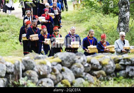 La cerimonia in cui i teschi di 25 sami sono stati sepolti nel cimitero svedese settentrionale di Lycksele da cui sono stati esumati negli anni '50 di venerdì 8 agosto 2019. I teschi sono stati utilizzati per testare controverse teorie scientifiche sulle differenze biologiche tra le razze. Foto: Henrik Montgomery / TT / kod 10060 Foto Stock