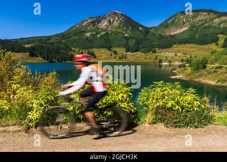 Mountain bike al lago di Trout, Uncompahgre National Forest, Colorado, USA. (SIG.) Foto Stock