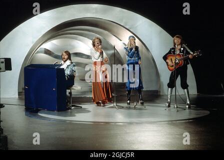 Foto scattata il 9 febbraio 1974 in uno studio di Stoccolma mostra il gruppo pop svedese Abba con i suoi membri (L-R) Benny Andersson, anni-Frid Lyngstad, Agnetha Faltskog e Bjorn Ulvaeus durante le qualifiche svedesi per il Concorso di canzoni di Eurovision a Brighton, in Gran Bretagna. Il leggendario gruppo discale svedese ABBA ha annunciato il 27 aprile 2018 che si sono riuniti per registrare due nuove canzoni, 35 anni dopo il loro ultimo singolo. Il quartetto si è diviso nel 1982 dopo aver dominato la scena della discoteca per più di un decennio con successi come 'Waterloo', 'Dancing Queen', 'Mamma mia' e 'Super Trouper'. Foto Stock