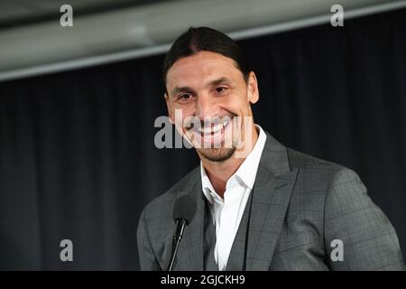 La stella svedese di calcio Zlatan Ibrahimovic sorride durante una conferenza stampa in vista della presentazione di una statua di bronzo di 2,7 m di Ibrahimovic vicino allo stadio Malmo il 08 ottobre 2019. Foto: Johan Nilsson / TT / code 50090 Foto Stock