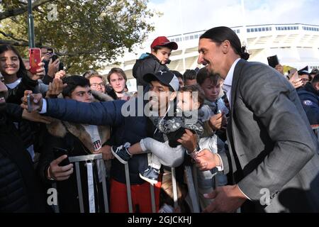 La stella svedese di calcio Zlatan Ibrahimovic (R) incontra i tifosi durante la cerimonia di inaugurazione di una statua di bronzo di 2,7 m di Ibrahimovic vicino allo stadio di Malmo il 08 ottobre 2019. Foto: Johan Nilsson / TT / code 50090 Foto Stock