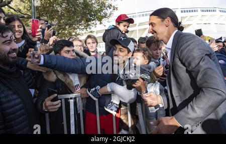 La stella svedese di calcio Zlatan Ibrahimovic (R) incontra i tifosi durante la cerimonia di inaugurazione di una statua di bronzo di 2,7 m di Ibrahimovic vicino allo stadio di Malmo il 08 ottobre 2019. Foto: Johan Nilsson / TT / code 50090 Foto Stock