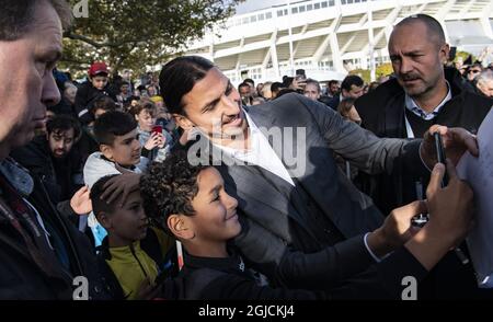 La stella svedese di calcio Zlatan Ibrahimovic (C) incontra i tifosi durante la cerimonia di inaugurazione di una statua di bronzo di 2,7 m di Ibrahimovic vicino allo stadio di Malmo il 08 ottobre 2019. Foto: Johan Nilsson / TT / code 50090 Foto Stock