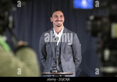 La stella svedese di calcio Zlatan Ibrahimovic (C) durante la cerimonia di inaugurazione di una statua di bronzo di 2,7 m di lui vicino al Malmo Stadium il 08 ottobre 2019. Foto: Johan Nilsson / TT / code 50090 Foto Stock