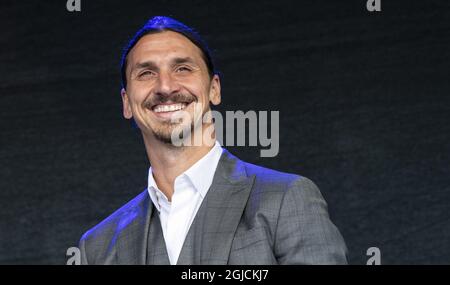 La stella svedese di calcio Zlatan Ibrahimovic (C) durante la cerimonia di inaugurazione di una statua di bronzo di 2,7 m di lui vicino al Malmo Stadium il 08 ottobre 2019. Foto: Johan Nilsson / TT / code 50090 Foto Stock