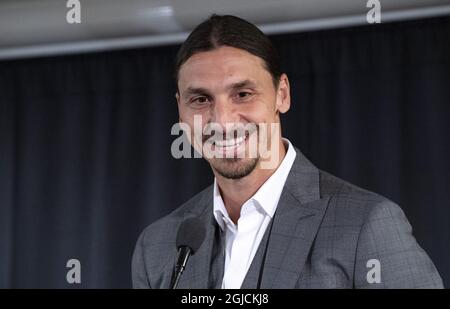 La stella svedese di calcio Zlatan Ibrahimovic (C) durante la cerimonia di inaugurazione di una statua di bronzo di 2,7 m di lui vicino al Malmo Stadium il 08 ottobre 2019. Foto: Johan Nilsson / TT / code 50090 Foto Stock