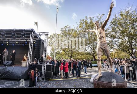 La stella svedese di calcio Zlatan Ibrahimovic (sul palco a sinistra) durante la cerimonia di inaugurazione di una statua di bronzo di 2,7 m di lui vicino al Malmo Stadium il 08 ottobre 2019. Foto: Johan Nilsson / TT / code 50090 Foto Stock