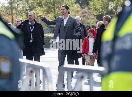 La stella svedese di calcio Zlatan Ibrahimovic durante la cerimonia di inaugurazione di una statua di bronzo di 2.7m di lui vicino al Malmo Stadium, nella sua città natale Malmo, Svezia, il 08 ottobre 2019. Foto: Johan Nilsson / TT / code 50090 Foto Stock