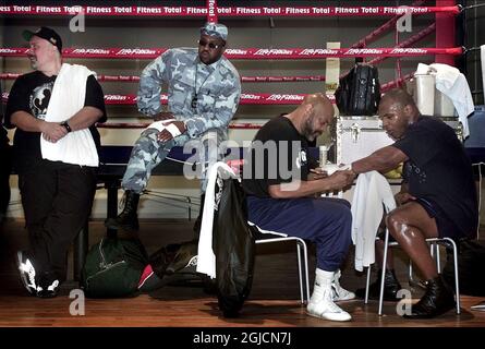 Il boxer americano Mike Tyson si prepara le mani durante una sessione di allenamento in una palestra di Copenhagen Foto Stock