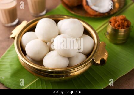 Kozhukatta Pidi in piatto d'oro indiano Kerala tè tempo snack al vapore cibo dolce modak riso gnocchi ganesha chathurthi, Diwali, Navratri Dussehra Foto Stock