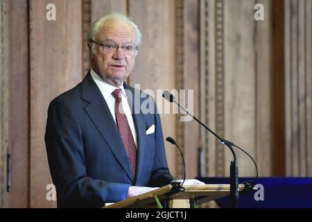 Re Carl XVI Gustaf durante una tavola rotonda sull'intelligenza artificiale e la sicurezza dei bambini su internet al Palazzo reale di Stoccolma, Svezia mercoledì 20 novembre 2019 Foto: Janerik Henriksson / TT / Kod 10010 Foto Stock