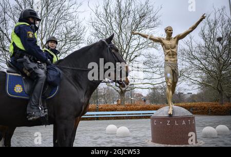 La statua del calciatore svedese Zlatan Ibrahimovic fuori dallo stadio di calcio di Malmo, in Svezia, è stata vandalizzata. Alcuni sostenitori di Zlatans vecchia squadra di calcio Malmo FF sono arrabbiati come Zlatan è diventato uno dei proprietari della squadra di calcio di Stoccolma Hammarby FF Foto: Johan Nilsson / TT / Kod 50090 Foto Stock