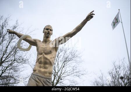 La statua del calciatore svedese Zlatan Ibrahimovic fuori dallo stadio di calcio di Malmo, in Svezia, è stata vandalizzata. Alcuni sostenitori di Zlatans vecchia squadra di calcio Malmo FF sono arrabbiati come Zlatan è diventato uno dei proprietari della squadra di calcio di Stoccolma Hammarby FF Foto: Johan Nilsson / TT / Kod 50090 Foto Stock