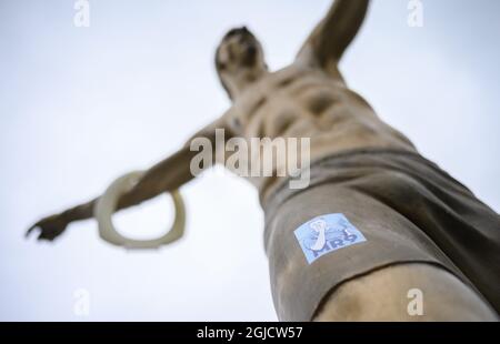 La statua del calciatore svedese Zlatan Ibrahimovic fuori dallo stadio di calcio di Malmo, in Svezia, è stata vandalizzata. Alcuni sostenitori di Zlatans vecchia squadra di calcio Malmo FF sono arrabbiati come Zlatan è diventato uno dei proprietari della squadra di calcio di Stoccolma Hammarby FF Foto: Johan Nilsson / TT / Kod 50090 Foto Stock