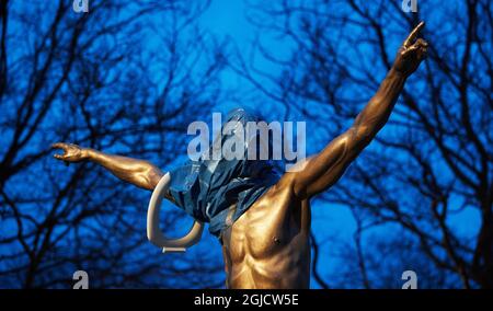 La statua del calciatore svedese Zlatan Ibrahimovic fuori dallo stadio di calcio di Malmo, in Svezia, è stata vandalizzata. Alcuni sostenitori di Zlatans vecchia squadra di calcio Malmo FF sono arrabbiati come Zlatan è diventato uno dei proprietari della squadra di calcio di Stoccolma Hammarby FF Foto: Andreas Hillergren / TT / kod 10600 Foto Stock