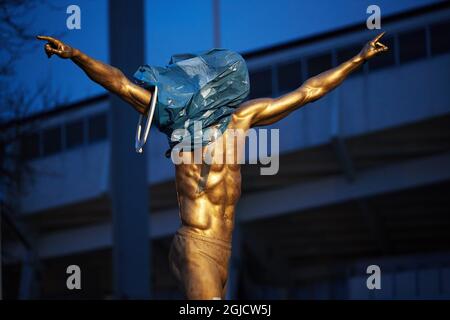 La statua del calciatore svedese Zlatan Ibrahimovic fuori dallo stadio di calcio di Malmo, in Svezia, è stata vandalizzata. Alcuni sostenitori di Zlatans vecchia squadra di calcio Malmo FF sono arrabbiati come Zlatan è diventato uno dei proprietari della squadra di calcio di Stoccolma Hammarby FF Foto: Andreas Hillergren / TT / kod 10600 Foto Stock