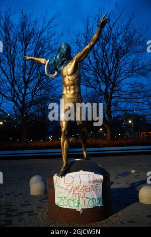 La statua del calciatore svedese Zlatan Ibrahimovic fuori dallo stadio di calcio di Malmo, in Svezia, è stata vandalizzata. Alcuni sostenitori di Zlatans vecchia squadra di calcio Malmo FF sono arrabbiati come Zlatan è diventato uno dei proprietari della squadra di calcio di Stoccolma Hammarby FF Foto: Andreas Hillergren / TT / kod 10600 Foto Stock