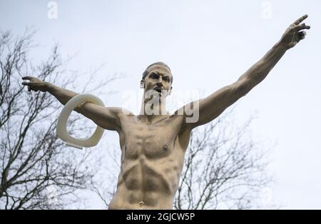 La statua del calciatore svedese Zlatan Ibrahimovic fuori dallo stadio di calcio di Malmo, in Svezia, è stata vandalizzata. Alcuni sostenitori di Zlatans vecchia squadra di calcio Malmo FF sono arrabbiati come Zlatan è diventato uno dei proprietari della squadra di calcio di Stoccolma Hammarby FF Foto: Johan Nilsson / TT / Kod 50090 Foto Stock