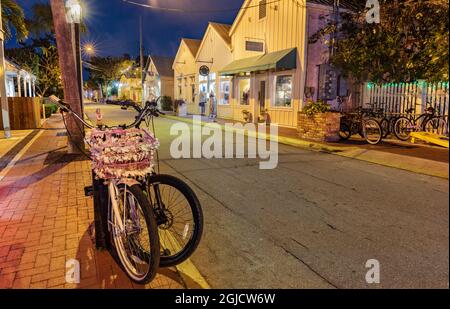 Biciclette lungo Petronia Street al tramonto a Key West, Florida, USA. Foto Stock