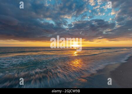 Nuvole al tramonto sul Golfo del Messico sull'isola di Sanibel in Florida, USA. Foto Stock