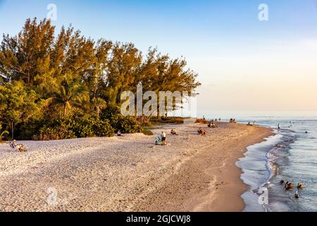 Spiaggia di sabbia bianca a Blind Pass al tramonto su Sanibel Island, Florida, USA Foto Stock