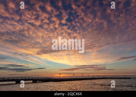 Nuvole di alba vivide sull'Oceano Atlantico dal molo di Higgs Beach a Key West, Florida, USA Foto Stock