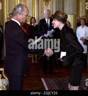 STOCCOLMA 20030131 la stella Roxette Marie Fredriksson riceve la sua medaglia dal re Cal Gustaf al Castello reale di Stoccolma, venerdì 31 gennaio 2003. Marie Fredriksson ha ricevuto una medaglia dal Re per il servizio reso. Marie Fredriksson è suffragata da un braintumor e ha detto ai media che è ottimista e in attesa del futuro. Foto: Stefan Jerrevang / SCANPIX Codice 60160 Foto Stock