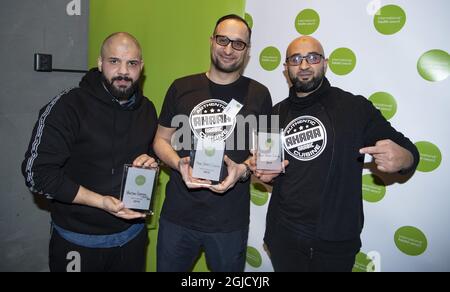 Il falafel migliore del mondo è ancora danese. Briton Ahmed El Shimi (a sinistra) al Wowshee Egyptian Falafel Bar è stato elogiato per la migliore composizione, mentre Ali Abdullah e Hazim El-Yahya alla cucina araba danese Ahaaa ha vinto il miglior Falafel e più innovative categorie Falafel. Quindici squadre provenienti da sei paesi hanno partecipato all'International Falafel Award 2019 a Malmoe, Svezia, sabato 14 dicembre 2019. Foto: Johan Nilsson / TT / code 50090 Foto Stock