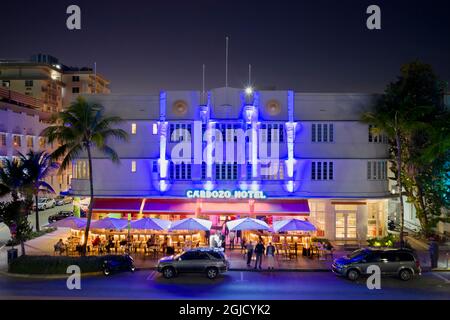 USA, Florida, Miami. Ocean Drive on Miami's South Beach è conosciuta per i suoi hotel in stile Art Deco, ristoranti, bar e discoteche che presentano elaborati li Foto Stock