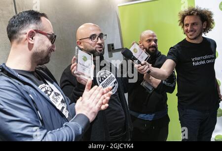 Il falafel migliore del mondo è ancora danese. Ali Abdullah (al centro) alla cucina araba danese Ahaaa ha vinto il miglior Falafel e più innovative categorie Falafel. Quindici squadre provenienti da sei paesi hanno partecipato all'International Falafel Award 2019 a Malmoe, Svezia, sabato 14 dicembre 2019. Foto: Johan Nilsson / TT / code 50090 Foto Stock