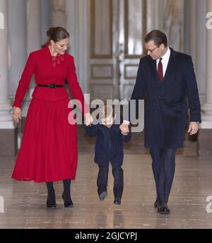 Crown Princess Victoria, Prince Oscar e Prince Daniel arriva per l'arrivo tradizionale degli alberi di Natale al Palazzo reale di Stoccolma, Svezia mercoledì 18 dicembre 2019 Foto: Jessica Gow / TT / Kod 10070 Foto Stock