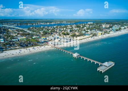 USA, Florida, Fort Myers Beach. Vista aerea del molo di Fort Myers. Situato sull'isola di estero, Fort Myers Beach è una delle principali destinazioni turistiche di Flori Foto Stock
