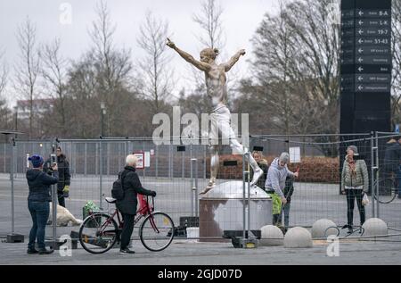 La statua di Zlatan Ibrahimovic è stata ancora una volta vandalizzata. Questa volta il naso è stato tagliato via ed è stato spruzzato con vernice bianca e argento in Malmo, Svezia, 22 dicembre 2019. Ibrahimovic annonced in novembre che aveva comprato le parti nella squadra svedese di calcio di Stoccolma Hammarby, che ha rovesciato i tifosi di calcio nella città natale di Zlatan Foto: Johan Nilsson / TT codice 50090 Foto Stock