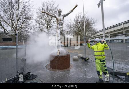 La statua di Zlatan Ibrahimovic è stata ancora una volta vandalizzata. Questa volta il naso è stato tagliato via ed è stato spruzzato con vernice bianca e argento in Malmo, Svezia, 22 dicembre 2019. Ibrahimovic annonced in novembre che aveva comprato le parti nella squadra svedese di calcio di Stoccolma Hammarby, che ha rovesciato i tifosi di calcio nella città natale di Zlatan Foto: Johan Nilsson / TT codice 50090 Foto Stock