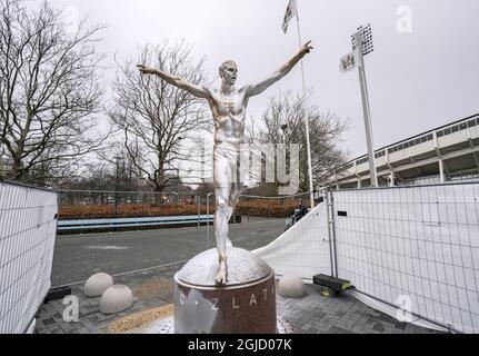 La statua di Zlatan Ibrahimovic è stata ancora una volta vandalizzata. Questa volta il naso è stato tagliato via ed è stato spruzzato con vernice bianca e argento in Malmo, Svezia, 22 dicembre 2019. Ibrahimovic annonced in novembre che aveva comprato le parti nella squadra svedese di calcio di Stoccolma Hammarby, che ha rovesciato i tifosi di calcio nella città natale di Zlatan Foto: Johan Nilsson / TT codice 50090 Foto Stock