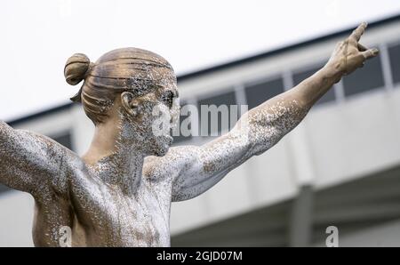 La statua di Zlatan Ibrahimovic è stata ancora una volta vandalizzata. Questa volta il naso è stato tagliato via ed è stato spruzzato con vernice bianca e argento in Malmo, Svezia, 22 dicembre 2019. Ibrahimovic annonced in novembre che aveva comprato le parti nella squadra svedese di calcio di Stoccolma Hammarby, che ha rovesciato i tifosi di calcio nella città natale di Zlatan Foto: Johan Nilsson / TT codice 50090 Foto Stock