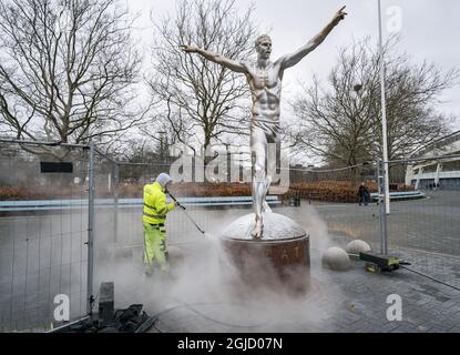 La statua di Zlatan Ibrahimovic è stata ancora una volta vandalizzata. Questa volta il naso è stato tagliato via ed è stato spruzzato con vernice bianca e argento in Malmo, Svezia, 22 dicembre 2019. Ibrahimovic annonced in novembre che aveva comprato le parti nella squadra svedese di calcio di Stoccolma Hammarby, che ha rovesciato i tifosi di calcio nella città natale di Zlatan Foto: Johan Nilsson / TT codice 50090 Foto Stock