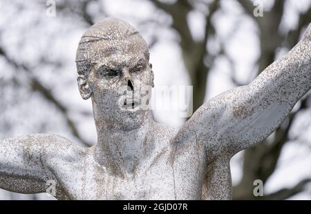 La statua di Zlatan Ibrahimovic è stata ancora una volta vandalizzata. Questa volta il naso è stato tagliato via ed è stato spruzzato con vernice bianca e argento in Malmo, Svezia, 22 dicembre 2019. Ibrahimovic annonced in novembre che aveva comprato le parti nella squadra svedese di calcio di Stoccolma Hammarby, che ha rovesciato i tifosi di calcio nella città natale di Zlatan Foto: Johan Nilsson / TT codice 50090 Foto Stock