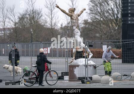 La statua di Zlatan Ibrahimovic è stata ancora una volta vandalizzata. Questa volta il naso è stato tagliato via ed è stato spruzzato con vernice bianca e argento in Malmo, Svezia, 22 dicembre 2019. Ibrahimovic annonced in novembre che aveva comprato le parti nella squadra svedese di calcio di Stoccolma Hammarby, che ha rovesciato i tifosi di calcio nella città natale di Zlatan Foto: Johan Nilsson / TT codice 50090 Foto Stock