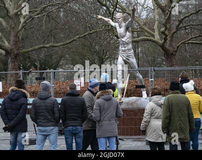 La statua di Zlatan Ibrahimovic è stata ancora una volta vandalizzata. Questa volta il naso è stato tagliato via ed è stato spruzzato con vernice bianca e argento in Malmo, Svezia, 22 dicembre 2019. Ibrahimovic annonced in novembre che aveva comprato le parti nella squadra svedese di calcio di Stoccolma Hammarby, che ha rovesciato i tifosi di calcio nella città natale di Zlatan Foto: Johan Nilsson / TT codice 50090 Foto Stock